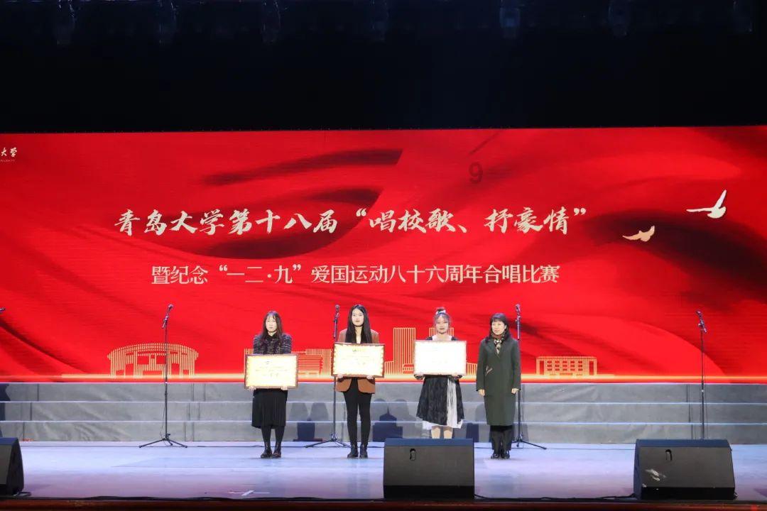 英语句子语法分析，请问这后面是介词短语做后置定语修饰eyes吗？